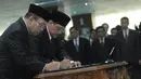 Ketua BPK Harry Azhar Azis dan wakilnya Sapto Amal Damandari saat penandatanganan surat sumpah jabatan di Gedung Sekretariat MA, Jakarta, (28/10/2014). (Liputan6.com/Herman Zakharia)