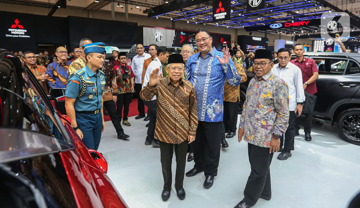 Saat membuka secara resmi GIIAS 2024, Wakil Presiden Ma'ruf Amin menyebut industri otomotif merupakan salah satu penggerak pertumbuhan nasional. (Liputan6.com/Angga Yuniar)