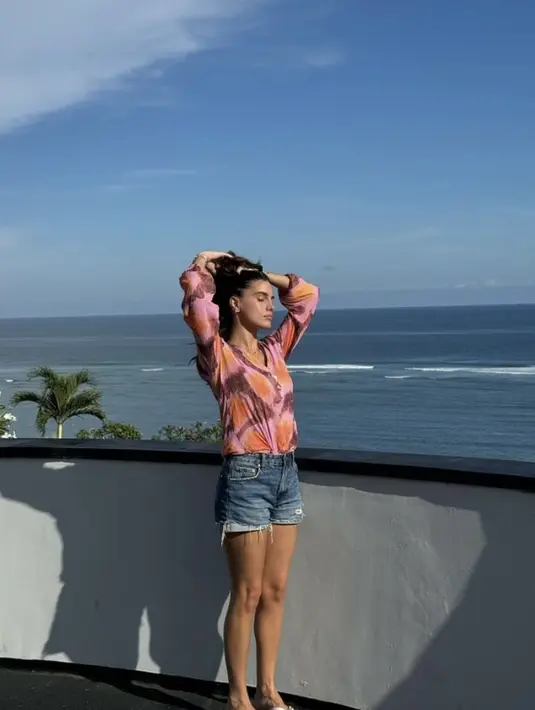 Sementara Gemma tampil dengan tie dye dress nuansa warna ungu. [@marcmarquez93/@gemmpinto]