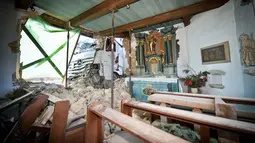 Kondisi bagian dalam kapel Antoniuskapelle Antonius setelah ditabrak truk di Hortsmar, Jerman barat (3/1). Musibah tersebut mengakibatkan kerusakan fatal pada bangunan tempat ibadah bagi umat Kristen. (AFP PHOTO/dpa/Jens Keblat/Germany OUT)