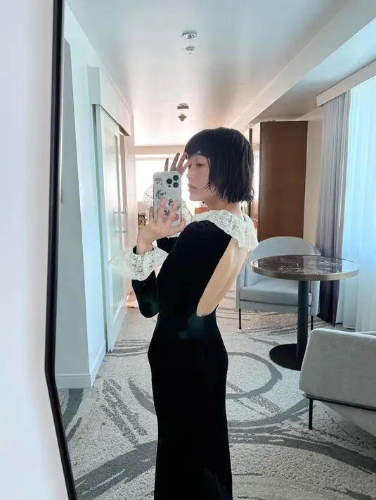 Lee Yoo Mi hadir di hari kedua gelaran acara tersebut yakni pada 4 September 2022, di Microsoft Theatre, Los Angeles. Selain gaya rambut pendeknya, artis cantik ini juga bikin terpana lewat dress hitam model backless. Renda putih pada ujung lengan dan bagian leher juga membuatnya semakin memukau. (Liputan6.com/IG/@leeyoum262)