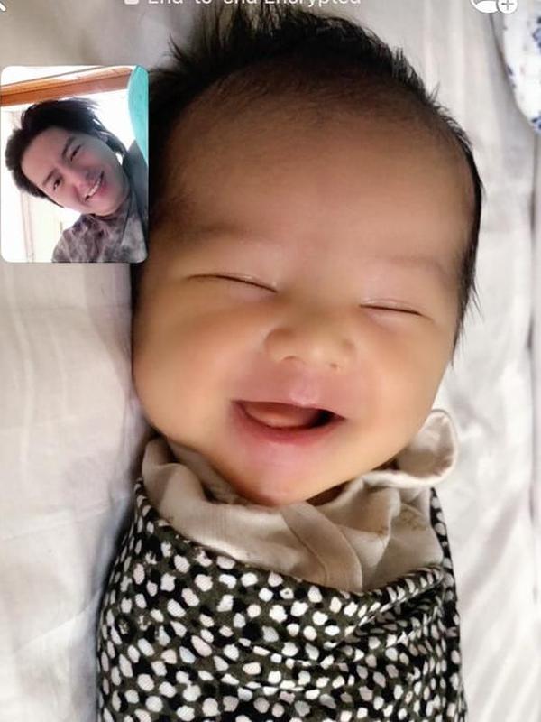 Roger Danuarta Momong Baby Shaquille (Sumber: Instagram//rogerojey/)