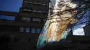 Bendera bergambar Diego Maradona berkibar di depan Rumah Sakit di La Plata, Argentina, Selasa (3/11/2020). Sejumlah fans Argentina berkumpul di depan rumah sakit untuk memberi dukungan kepada sang legenda. (AP/Natacha Pisarenko)