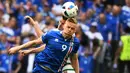 Kolbeinn Sigthorsson menciptakan satu peluang dan memenangi 67% duel udara saat Islandia bermain imbang 1-1 melawan Hungaria, (18/6/2016). (AFP/Anne-Christine Poujoulat)