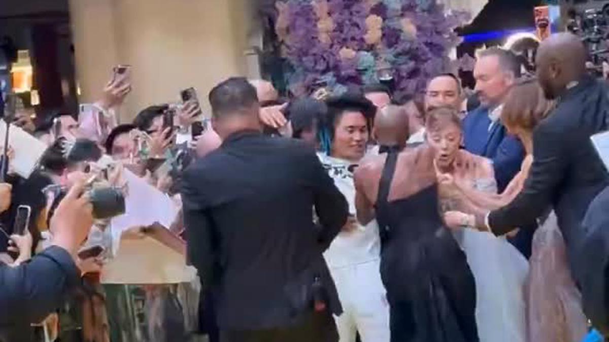 Ariana Grande Diserang di Gala Premiere Wicked For Good di Singapura, Cynthia Erivo Turun Tangan