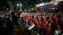 Umat Kristiani menyanyikan lagu-lagu Natal di Jakarta, Selasa 23 Desember 2025. Umat Kristiani di Jakarta merayakan puncak rangkaian Christmas Carol Colossal 2025. (AP Photo/Dita Alangkara)
