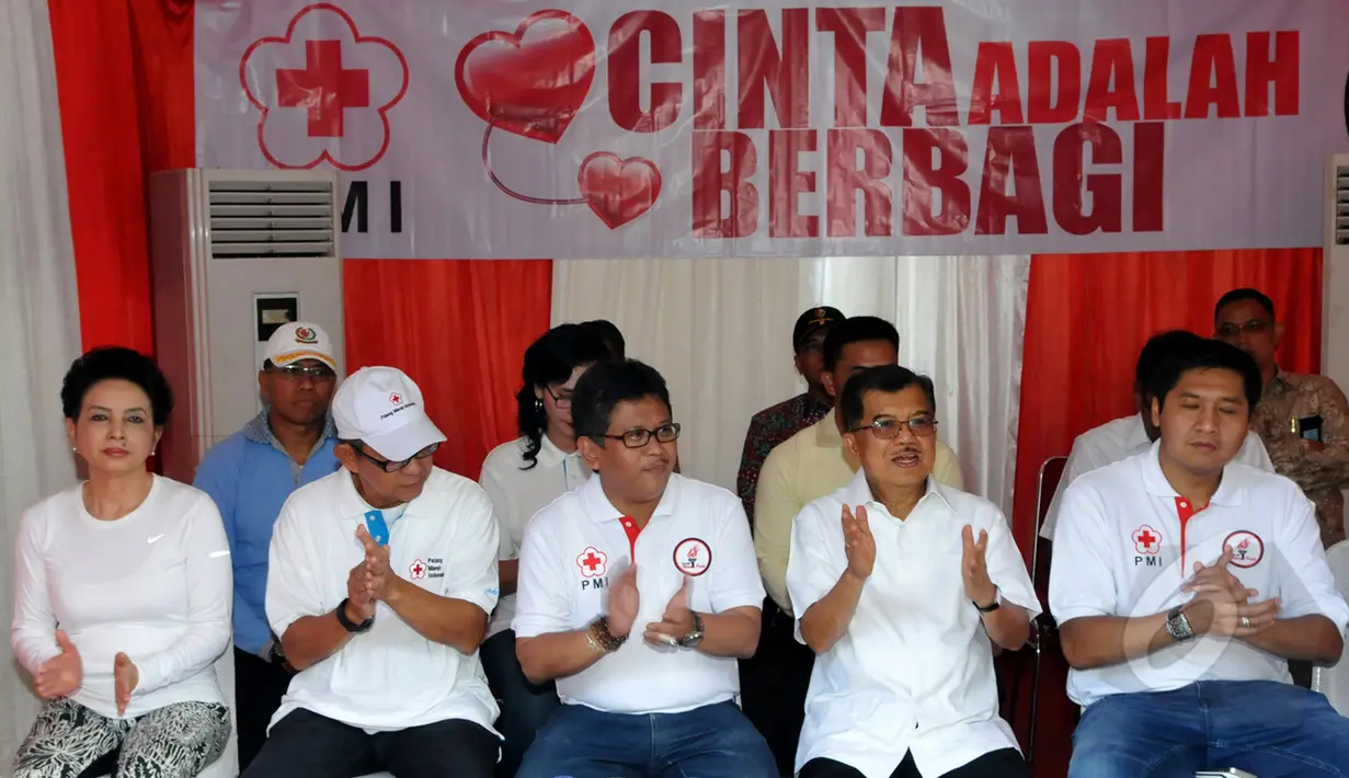 Wakil Presiden RI Jusuf Kalla (kedua kanan) saat menghadiri aksi donor darah di Bundaran HI, Jakarta, Minggu (29/3/2015). Acara donor darah diadakan serentak di 25 kota di tanah air bertujuan membudayakan aksi donor darah. (Liputan6.com/Panji Diksana)