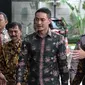 Gubernur Jambi, Zumi Zola didampingi beberapa pengawal memenuhi panggilan penyidik di Gedung KPK, Jakarta, Jumat (5/1). Zumi Zola diperiksa sebagai saksi kasus dugaan suap pengesahan rancangan APBD tahun anggaran 2018. (Liputan6.com/Faizal Fanani)