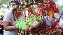 Boneka bertema Imlek dijual di kawasan Glodok, Jakarta, Kamis (31/1). Pernak-pernik Imlek bershio babi tanah sudah mulai ramai dijual. (Liputan6.com/Herman Zakharia)