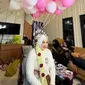 Konde balon seorang pengantin perempuan bikin warganet heran. (dok. tangkapan layar TikTok @khasanah.wedding/https://www.tiktok.com/@khasanah.wedding/video/7382440897448774917)