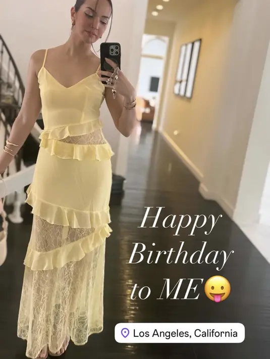 <p>Nia Ramadhani merayakan ulang tahun ke-35 bersama keluarganya di Amerika Serikat. Ia pun memilih tampil mengenakan long dress kuning spaghetti strap. [@ramadhaniabakrie]</p>