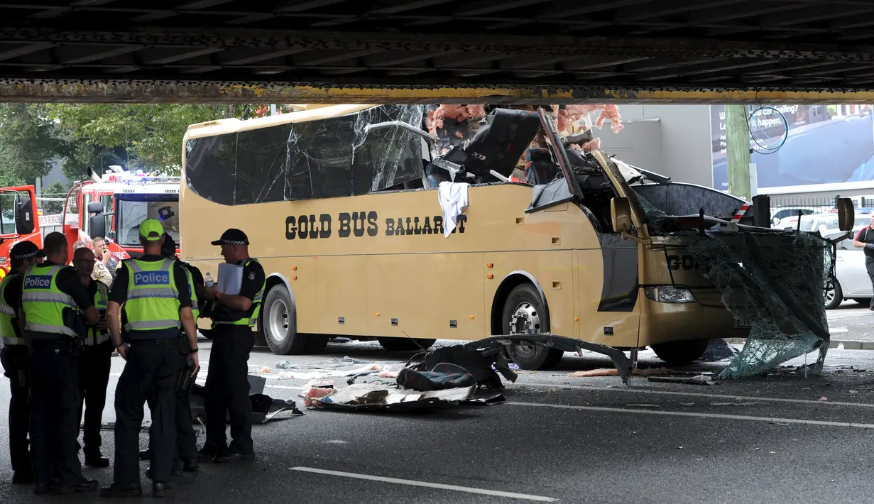 Sebuah bus terlihat menabrak kolong jembatan kereta di Montague, South Melbourne, Australia (22/2). Bus wisata yang membawa 19 penumpang tersebut menabrak pembatas kolong jembatan yang memiliki tinggi 10 kaki (3 meter). (REUTERS/Mal Fairclough)