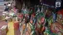 Pedagang menata isi parsel di Barito, Jakarta, Rabu (13/5/2020). Di tengah pandemi virus corona COVID-19, para pedagang mengaku penjualan parsel Lebaran menurun hingga 80 persen dari tahun sebelumnya. (Liputan6.com/Herman Zakharia)