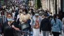 Orang-orang berjalan di jalanan Champs Elysees pada hari pertama pesta belanja musim panas (summer sale) di Paris, Prancis, pada 15 Juli 2020. Pesta belanja musim panas 2020 Prancis diluncurkan pada Rabu (15/7) dan akan berakhir pada 11 Agustus. (Xinhua/Aurelien Morissard)