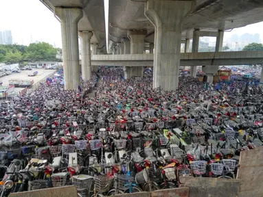 Ribuan sepeda motor ilegal hasil razia polisi disimpan di lahan parkir di bawah jembatan Nantou di Shenzhen, Provinsi Guangdong, China (5/4). Sebagai besar sepeda motor yang di sita ini tidak memenuhi standarisasi kelayakan jalan.(AFP Photo/China Out)