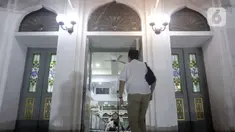 Umat muslim di Masjid Agung Al-Azhar, Jakarta, Jumat (1/4/2022). Masjid Al-Azhar memulai Salat Tarawih berjemaah, Jumat malam (1/4), sesuai perhitungan wujudul hilal oleh Majelis Tarjih dan Tajdid PP Muhammadiyah yang menetapkan awal Ramadhan pada 2 April 2022. (Liputan6.com/Helmi Fithriansyah)