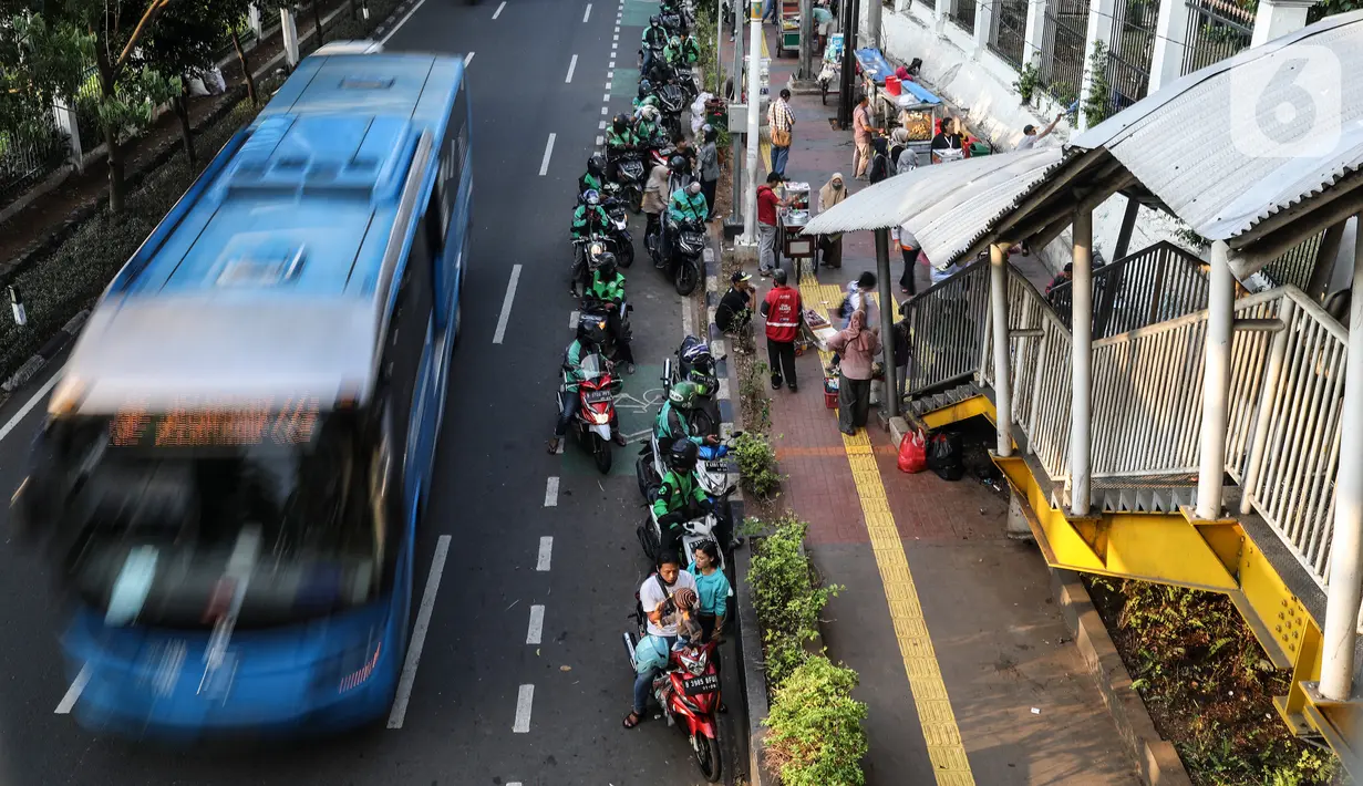 Aktivitas antar jemput pengemudi ojek online di depan Stasiun Palmerah, Jakarta, Selasa (6/9/2022). Kementerian Perhubungan (Kemenhub) memastikan segera menerbitkan regulasi kenaikan tarif ojek online (ojol). Hal itu menyusul kenaikan harga bahan bakar minyak (BBM) yang membuat beban operasional transportasi semakin besar. (Liputan6.com/Johan Tallo)