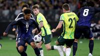 Duel Australia kontra Jepang di Kualifikasi Piala Dunia 2026 zona Asia yang digelar di Perth Stadium, Kamis (5/6/2025) sore WIB. Australia menang 1-0 atas Jepang dalam laga ini. (COLIN MURTY / AFP)