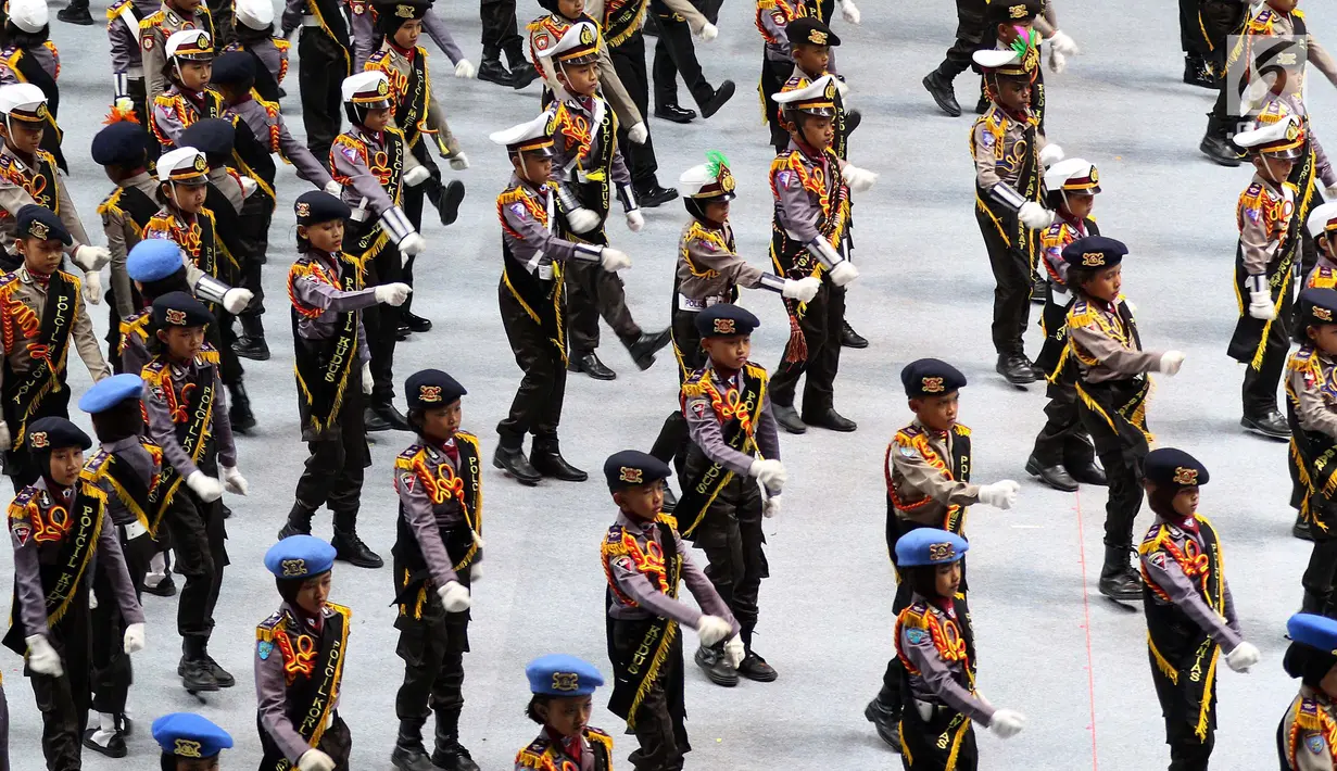 Aksi Polisi cilik saat meramaikan peringatan HUT Bhayangkara ke-72 di Istora, Senayan, Jakarta, Rabu (11/7). Presiden Jokowi bertindak selaku inspektur upacara. (Liputan6.com/Johan Tallo)