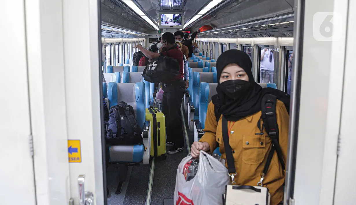 Pengguna KA Jarak Jauh tiba di Stasiun Pasar Senen, Jakarta, Senin (3/1/2022). Jumlah tersebut mencapai 69% dari kapasitas yang KAI sediakan yaitu total 234.262 tempat duduk KA Jarak Jauh. (Liputan6.com/Faizal Fanani)