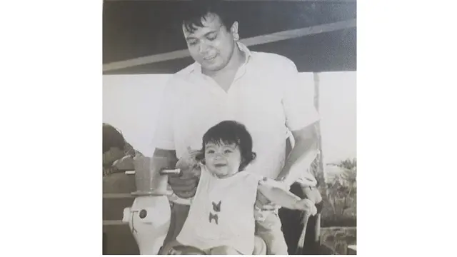 Potret masa kecil Jennifer Jill bersama dengan sang ayah, ia terlihat menggemaskan.