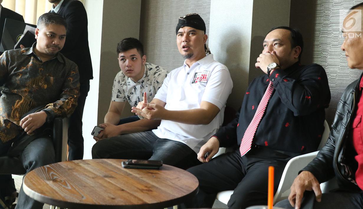 Seniman, Dhani Ahmad Prasetyo (tengah) memberi keterangan jelang membuat pelaporan dugaan persekusi di Bareskrim Mabes Polri Gedung KKP, Jakarta, Jumat (19/10). Dhani Ahmad merasa mendapat persekusi saat di Surabaya. (Liputan6.com/Helmi Fithriansyah)