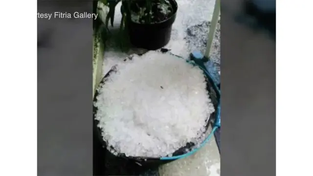 Hujan 'Salju' Dadakan di Kota Kembang