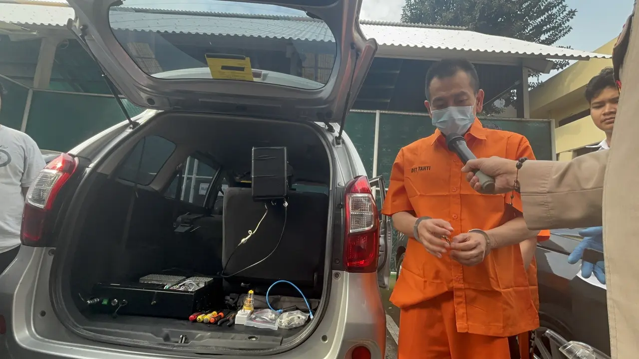 Polda Metro Jaya menangkap dua warga negara asing (WNA) asal Malaysia, OKH (53) dan CY (29), usai diduga terlibat dalam penipuan bermodus SMS palsu yang menyasar nasabah bank.