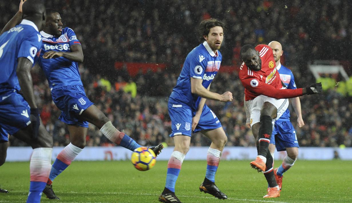 Striker Manchester United, Romelu Lukaku, melepaskan tendangan ke gawang Stoke City pada laga Premier League di Old Trafford, Senin (15/1/2018). Manchester United menang 3-0 atas Stoke City. (AP/Rui Vieira)