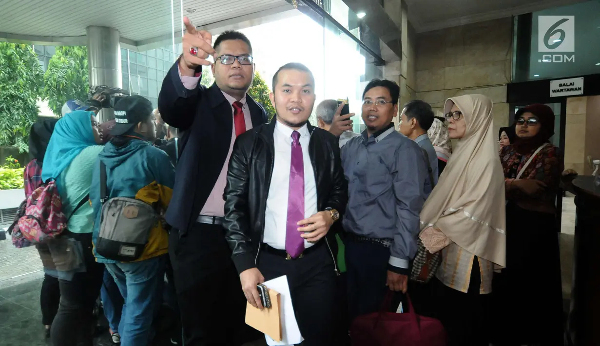 Tim kuasa hukum calon jamaah umrah bersiap melakukan konsultasi pelaporan dugaan penipuan salah satu agen perjalanan di Bareskrim Mabes Polri, Jakarta, Senin (5/2). (Liputan6.com/Helmi Fithriansyah)