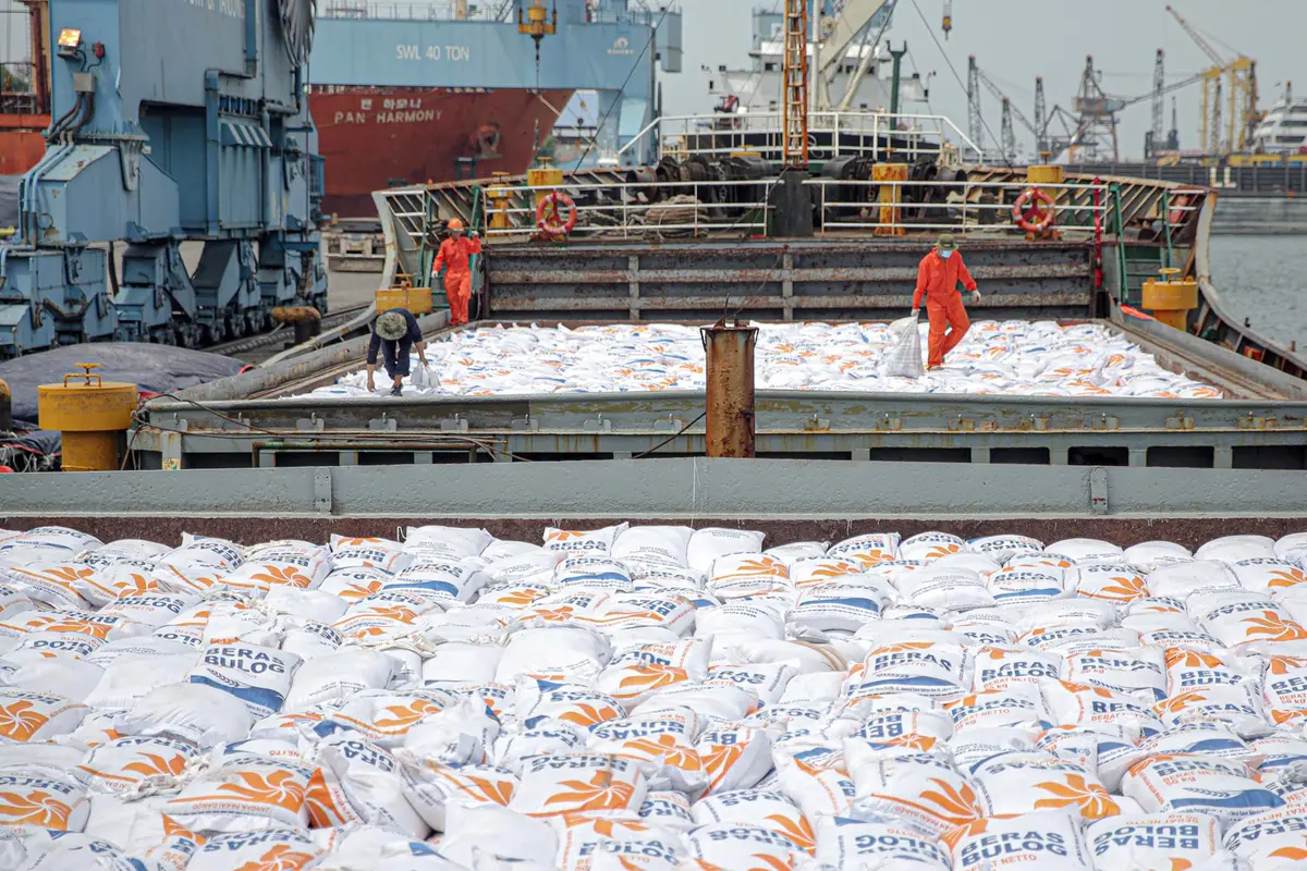 5000 Ton Beras Impor Asal Vietnam Tiba di Pelabuhan Tanjung Priok