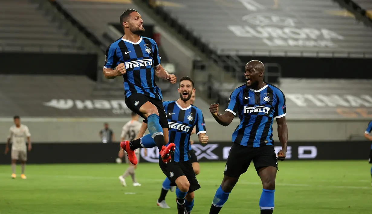 Bek Inter Milan, Danilo D'Ambrosio berselebrasi setelah mencetak gol ke gawang Shakhtar Donetsk pada pertandingan semifinal Liga Europa di Dusseldorf Arena, Senin (17/8/2020). Bungkam Shakhtar Donetsk 5-0, Inter Milan tantang Sevilla di final Liga Europa musim 2019/20. (Lars Baron/Pool Photo via AP)