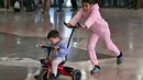 Serangan Israel memperluas konflik di wilayah Timur Tengah setelah serangan besar-besaran bersama Amerika Serikat (AS) terhadap Iran pada Sabtu 28 Februari 2026. Tampak dalam foto, anak-anak bermain di dalam sebuah sekolah yang diubah menjadi tempat penampungan bagi para pengungsi di kota Dekwaneh, utara Beirut, Lebanon, pada Kamis 5 Maret 2026. (Joseph EID/AFP)