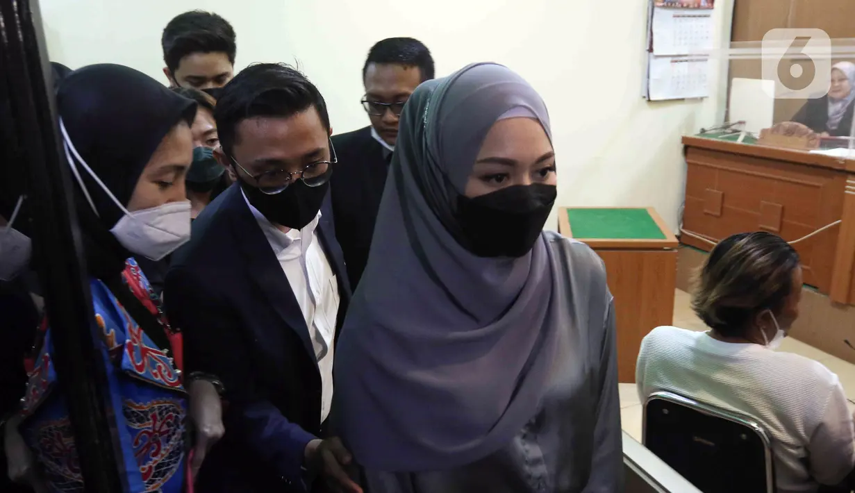 Selebriti Nathalie Holscher meninggalkan ruang sidang usai menjalani sidang perceraian dengan komedian Entis Sutisna atau lebih dikenal Sule di Pengadilan Agama (PA) Cikarang, Jawa Barat, Rabu (20/7/2022). Nathalie Holscher dan Sule datang ke PA Cikarang untuk menghadiri sidang perdana perceraian yang beragendakan pemeriksaan berkas dan mediasi. (Liputan6.com/Herman Zakharia)