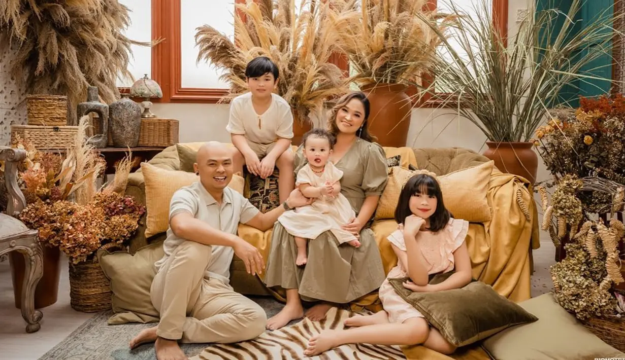 Keluarga Wendy Cagur sendiri terbilang sebagai keluarga selebriti yang jauh dari pemberitaan miring. Bahkan, melalui media sosial, Wendy kerap terlihat begitu kompak dengan istri dan anak-anaknya. (Liputan6.com/IG/@riomotret)