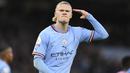 Erling Haaland. Striker Norwegia berusia 22 tahun milik Manchester City ini total mencetak 4 kali hattrick pada tahun 2022. Tiga hattrick terakhir dicetak Erling Haaland saat telah berseragam Mancheter City di ajang Liga Inggris pada musim 2022/2023, sementara satu hattrick lainnya dicetak saat ia masih berseragam Borusssia Dortmund di ajang Bundesliga 2021/2022. (AFP/Oli Scarff)
