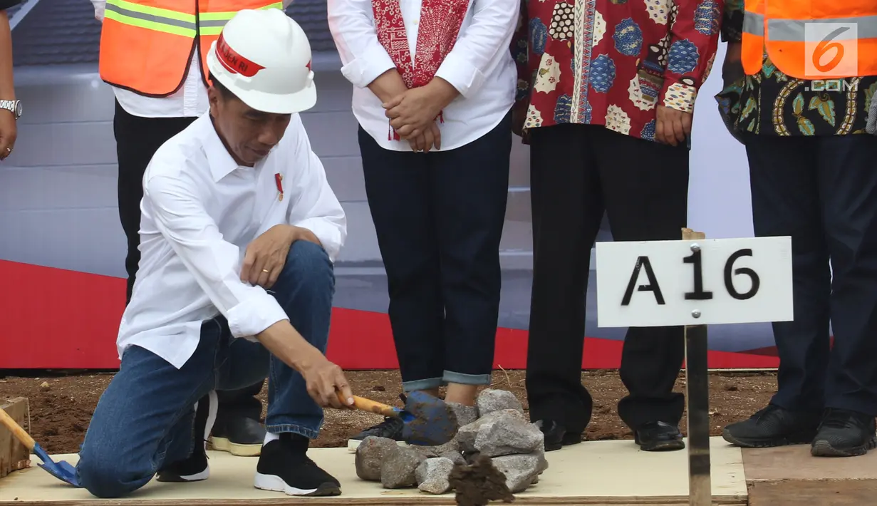 Presiden Joko Widodo melakukan peletakan batu pertama pembangunan rumah untuk PPRG di Garut Jawa Barat, Sabtu (19/1/). Perumahan tersebut berdiri di atas tanah seluas 5 hektar. (Liputan6.com/Angga Yuniar)