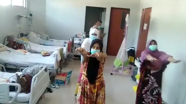Pasien positif covid-19 di ruang isolasi rumah sakit Kendari, berolahraga secara rutin dalam ruang rawat rumah sakit.(Liputan6.com/Ahmad Akbar Fua)
