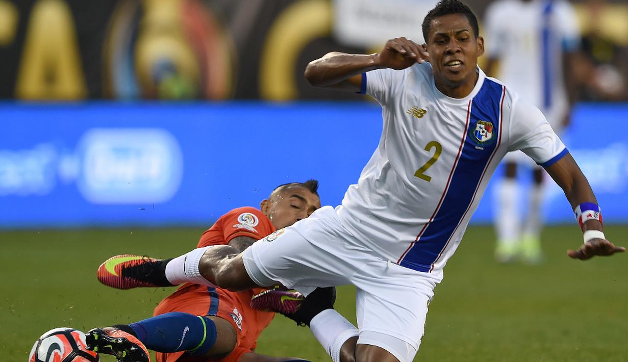 Pemain Cile, Arturo Vidal (kiri), melanggar pemain Panama, Miguel Camargo, dalam laga Grup D Copa America Centenario 2016 di Stadion Lincoln Financial Field, Philadelphia, AS, (15/6/2016). (AFP/Don Emmert)