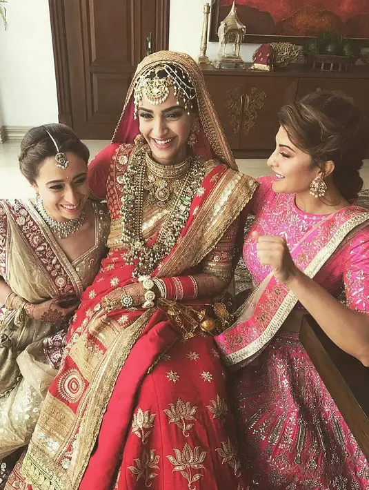 Sonam Kapoor terlihat begitu bahagia saat sedang berfoto dengan Jacqueline Fernandez. (Foto: instagram.com/instantbollywood)