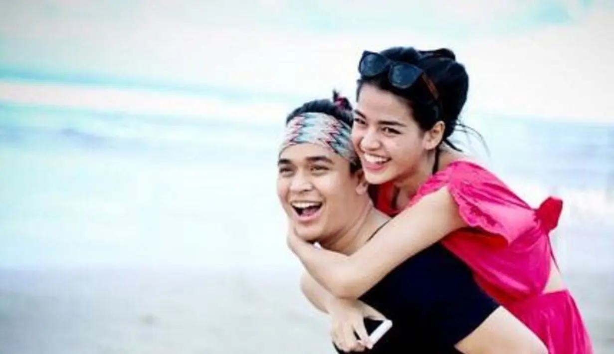 Billy Syahputra gendong Susan Sameh (Instagram @susansameeh)