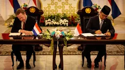Momen tersebut berlangsung saat pertemuan resmi dengan Menteri Luar Negeri (Menlu) Indonesia, Sugiono, di Gedung Pancasila, Jakarta, Kamis (10/10/2025). (AFP/Yasuyoshi Chiba)