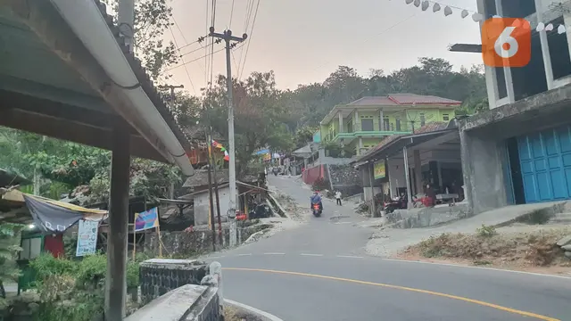 Jalan Menuju Makam Mak Erot (Liputan6.com/Fira Syahrin)