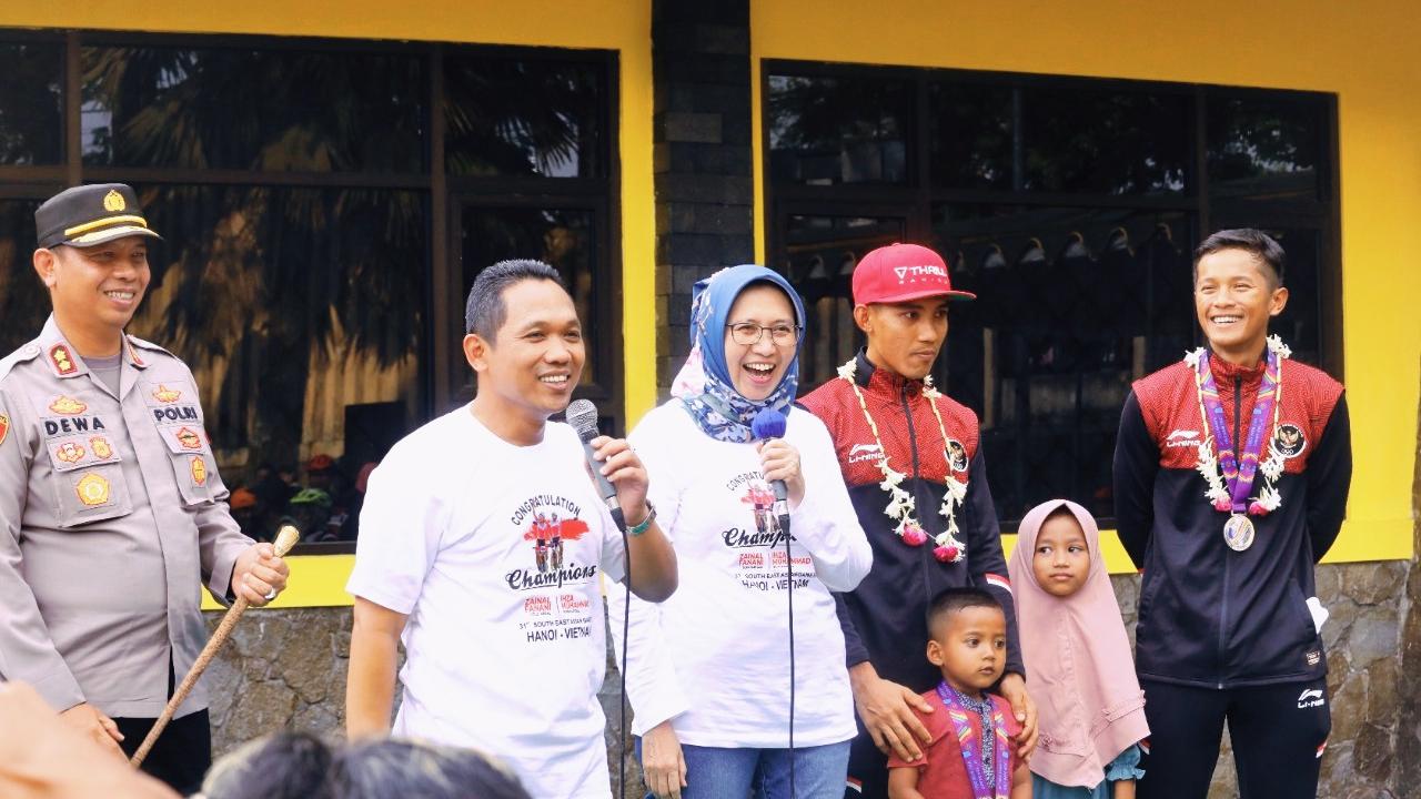 Bupati Lumajang Thoriqul Haq (Kanan) bersama Wakil Bupati Lumajang Indah Amparwati Masdar (Kiri) menyabut dua atlet asal lumajang yang berhasil meraih medali emas dan perak di Sea Games Vietnam (Istimewa)