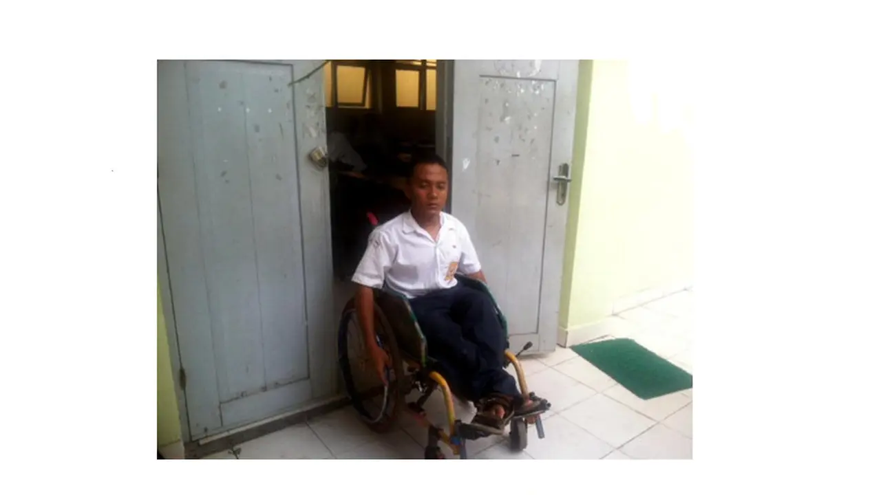 Edi, pelajar tuna daksa tempuh 10 Km pakai kursi roda demi sekolah