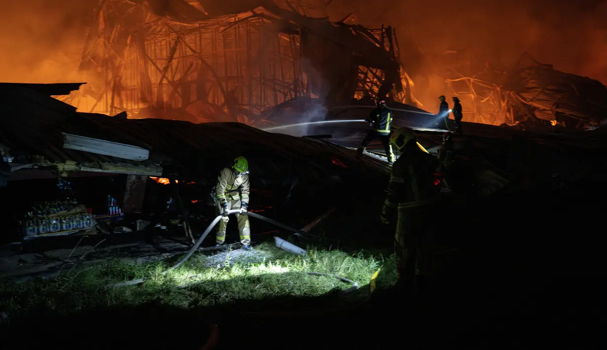 Petugas pemadam kebakaran Ukraina memadamkan api di sebuah penyimpanan setelah serangan drone Rusia di wilayah Kyiv, Ukraina, pada 20 September 2026, di tengah invasi Rusia ke Ukraina.(Genya SAVILOV / AFP)
