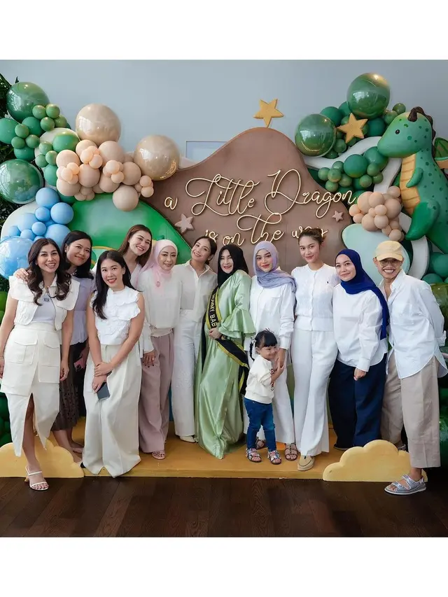 6 Potret Artis Beri Kejutan Baby Shower Shandy Purnamasari, Berlangsung Seru