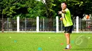 Pelatih Persipura, Oswaldo Lessa memberikan arahan saat sesi latihan fisik jelang Piala AFC 2015 di Lapangan C Senayan, Jakarta, Rabu (6/5/2015). (Liputan6.com/Yoppy Renato)