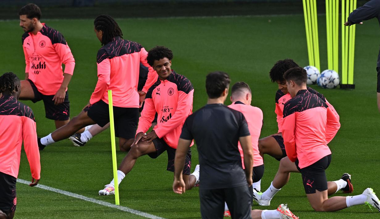 Gelandang Manchester City, Oscar Bobb (tengah) bersama rekan-rekannya mengikuti sesi latihan timnya di Manchester City Training Ground, Manchester (18/9/2023) waktu setempat, jelang menghadapi Red Star Belgrade pada matchday pertama Grup G Liga Champions 2023/2024 di Etihad Stadium, Rabu (20/9/2023) dini hari WIB. (AFP/Paul Ellis)