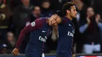 Direktur akademi Paris Saint-Germain, Luis Fernandez, menjamin Neymar dan Kylian Mbappe tak akan hengkang pada musim panas 2018. (AFP/Franck Fife)